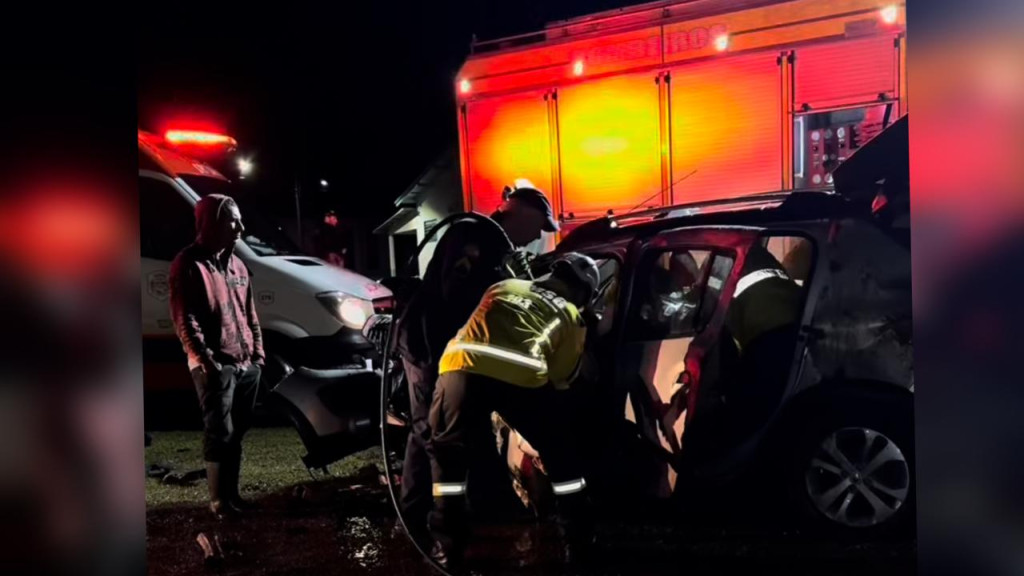 Motorista morre e outro fica ferido após colisão entre dois carros na BR-282, na Serra Catarinense