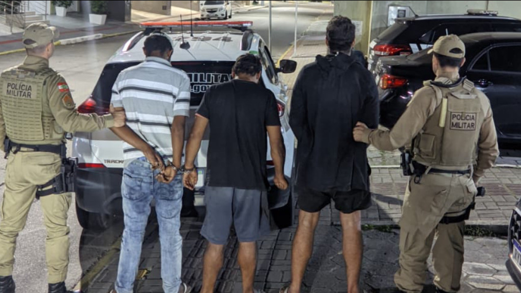Trio flagrado com carnes e bebidas furtadas nas roupas é preso em Bombinhas