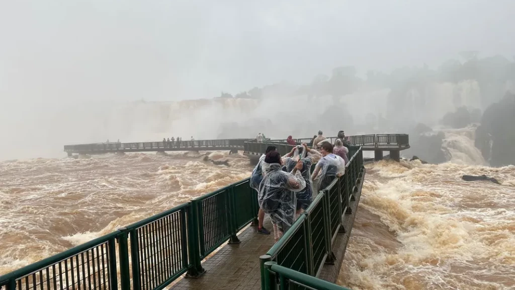 Passarela próxima às Cataratas do Iguaçu é reaberta após cheia histórica