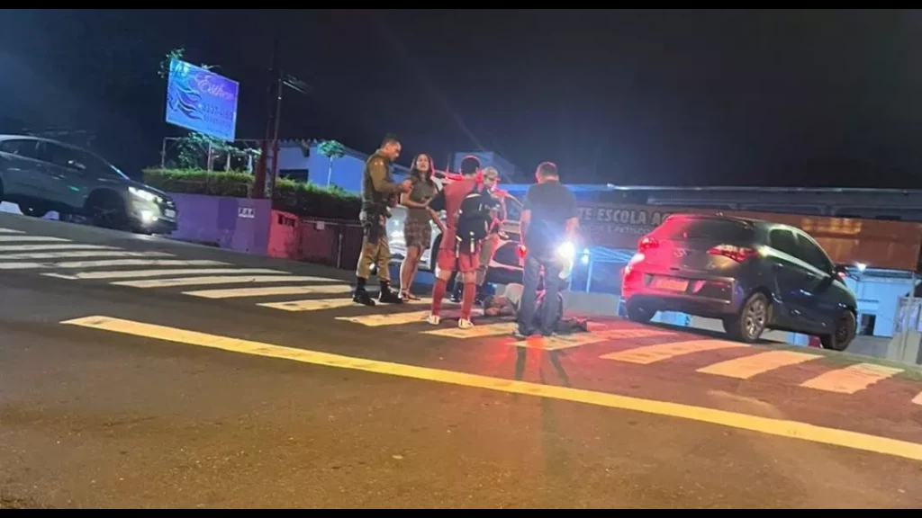Flagrante inusitado: motorista embriagado deita na rua após acidente de trânsito