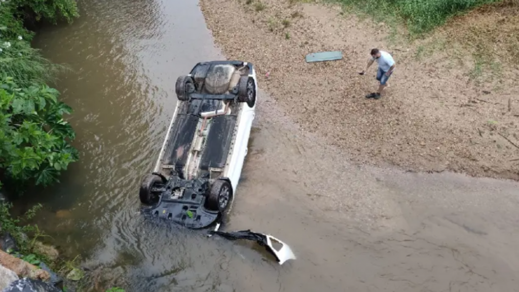 Veículo cai em rio após possível falha no freio de mão em Brusque