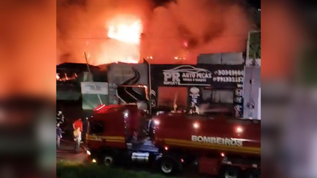 Incêndio de grandes proporções atinge loja de peças de veículos em Florianópolis