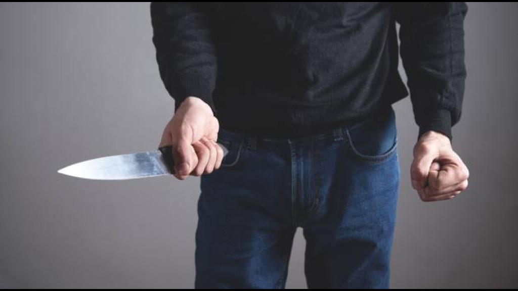 Homem é preso após ameaçar a própria mãe com facão