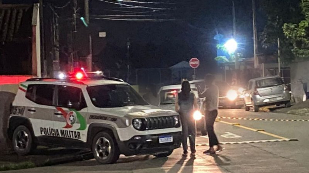 Homem é morto a tiros dentro de carro em Joinville