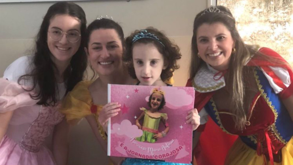 Menina catarinense toca sino para encerrar radioterapia vestida de princesa