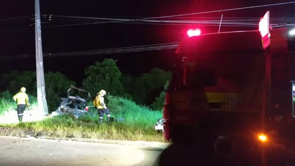 Carro com cinco jovens perde o controle e colide em poste na SC-110