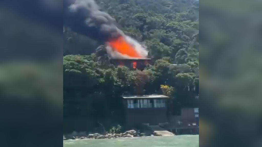 “Não sobrou nada”: Incêndio destrói pousada na enseada do Brito, em Palhoça