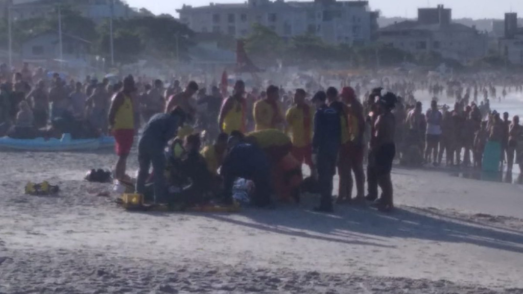 Bombeiros salvam vida de adolescente após afogamento em praia de Florianópolis
