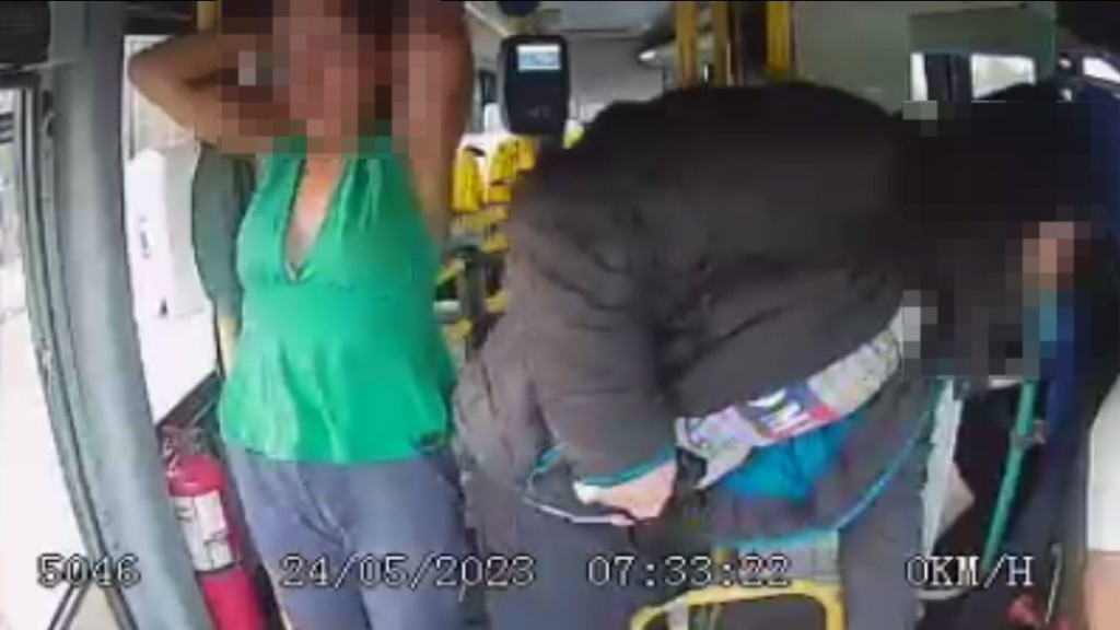 Casal armado aborda ônibus de Florianópolis e faz a limpa em pasasgeiros