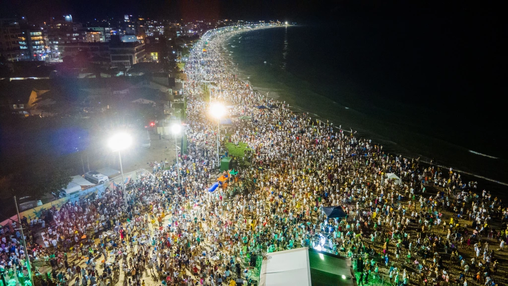 Réveillon é cancelado na praia de Bombas por conta da maré alta