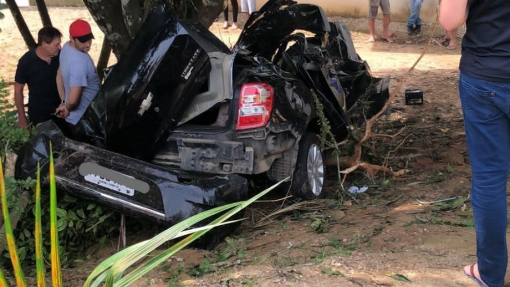 Motorista morre ao perder controle do carro e bater contra árvore na SC-410