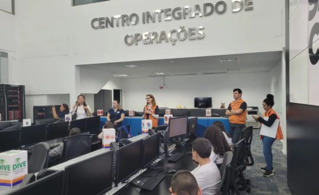 Alunos de Porto Belo visitam sede da Defesa Civil de SC