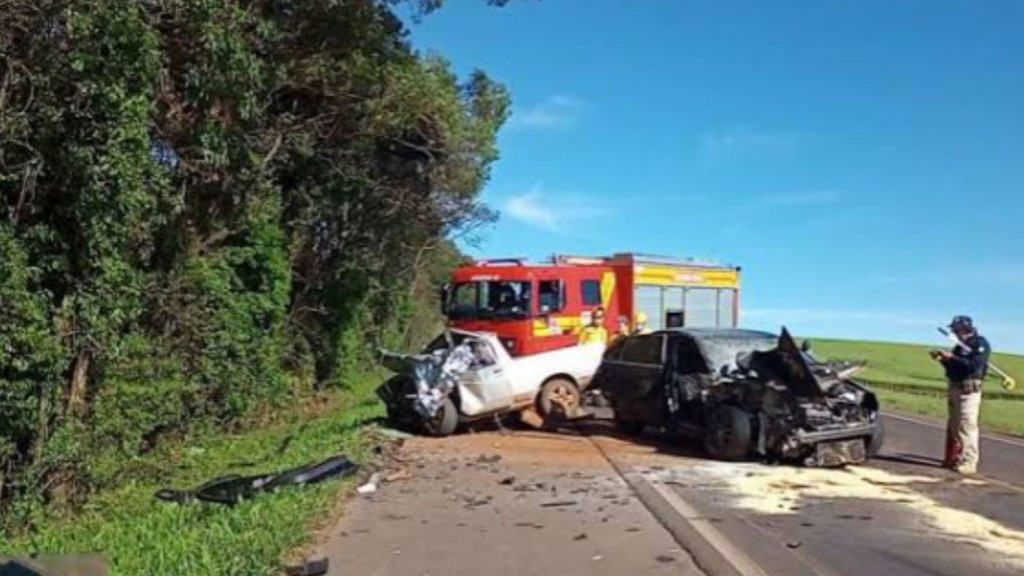 Gravíssimo acidente  entre veículos deixa 2 mortos na BR-282