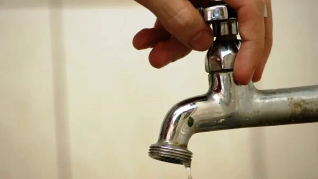 Moradores enfrentam 4 dias sem água em pleno verão, em Itajaí