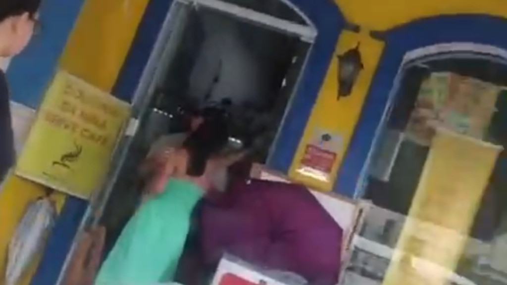 VÍDEO: Turista pede para seu marido "atirar na cara" de comerciante, em Porto Belo