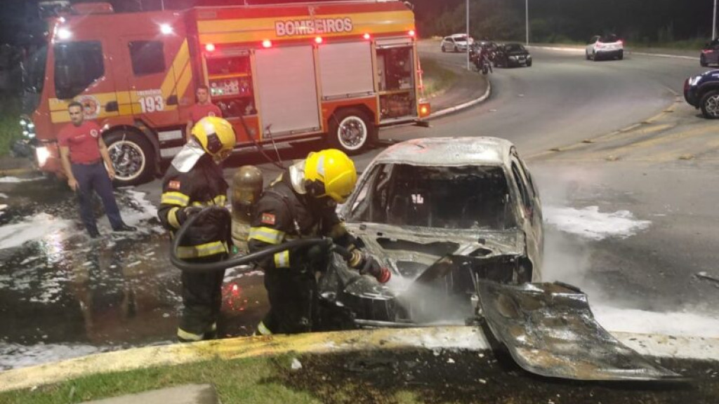 Carro pega fogo após colidir em rotatória de Itajaí