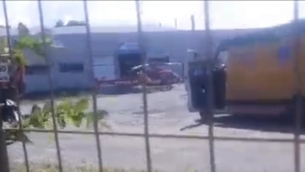 Borracheiro tem cabeça prensada por caminhão durante troca de pneu
