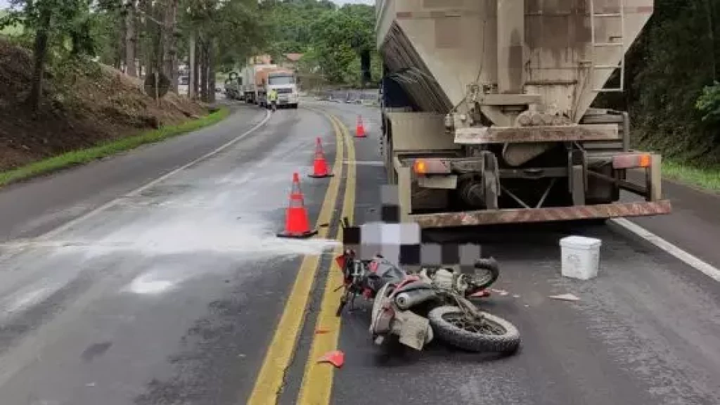 Jovem morre ao bater moto contra traseira de caminhão na BR-470