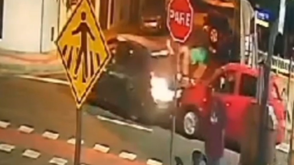 VÍDEO: Motorista foge após atropelar e passar por cima de jovem, em Navegantes