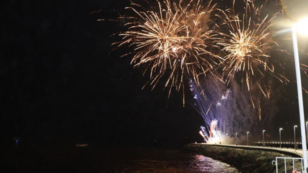 Moradores e turistas celebram prévia do Réveillon com fogos em Balneário Camboriú