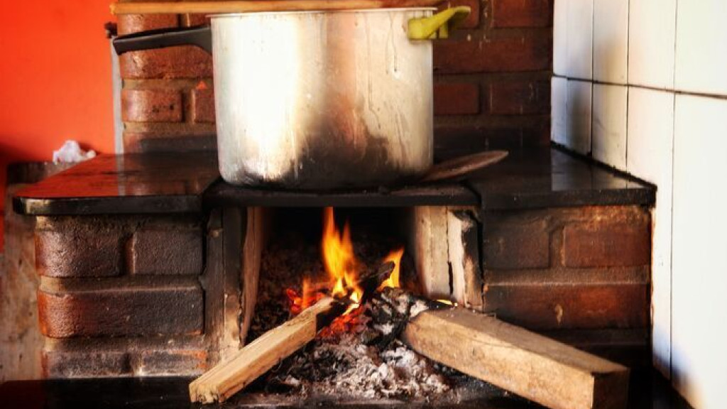 Idoso sofre queimaduras graves ao acender fogão a lenha com álcool em Tijucas