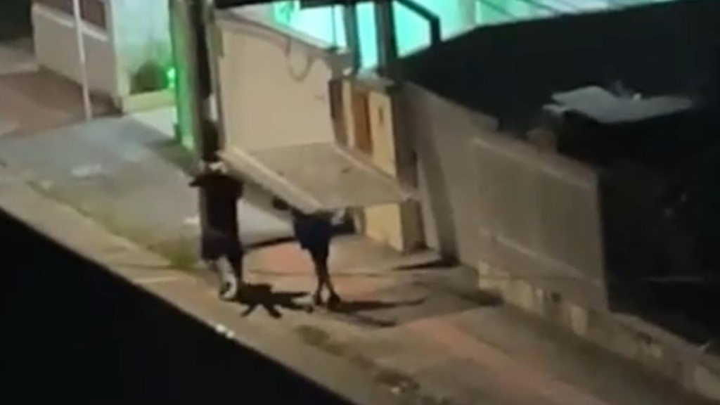 Moradores de rua  arrancam e furtam portão de residência, em Itajaí