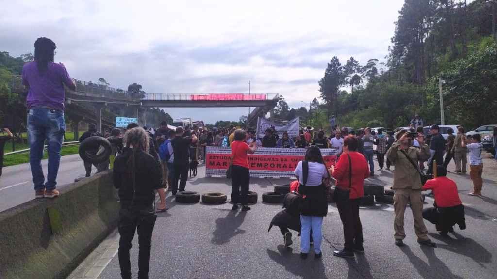 URGENTE: Manifestação de indígenas bloqueia a BR-101 em SC