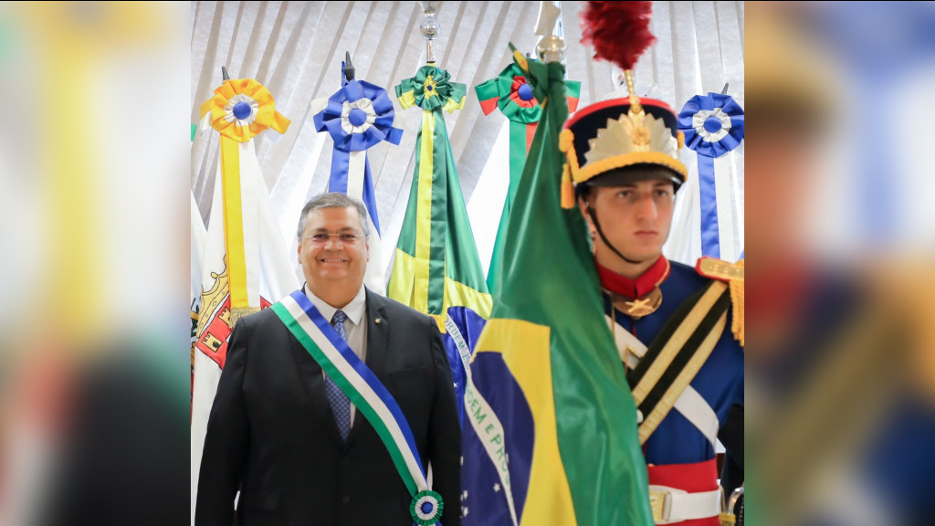 Flávio Dino recebe medalha por “serviços relevantes às Forças Armadas”