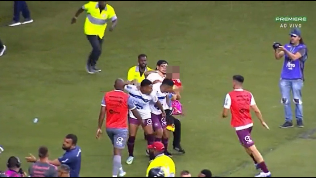 Briga generalizada no gauchão é marcada por torcedor com criança de colo invadindo estádio