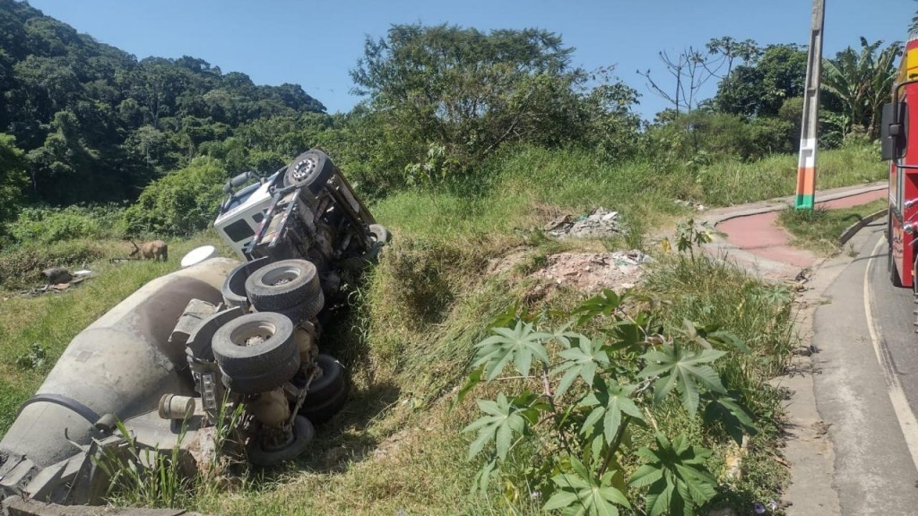 Caminhão betoneira tomba e deixa trabalhador ferido,  em Camboriú