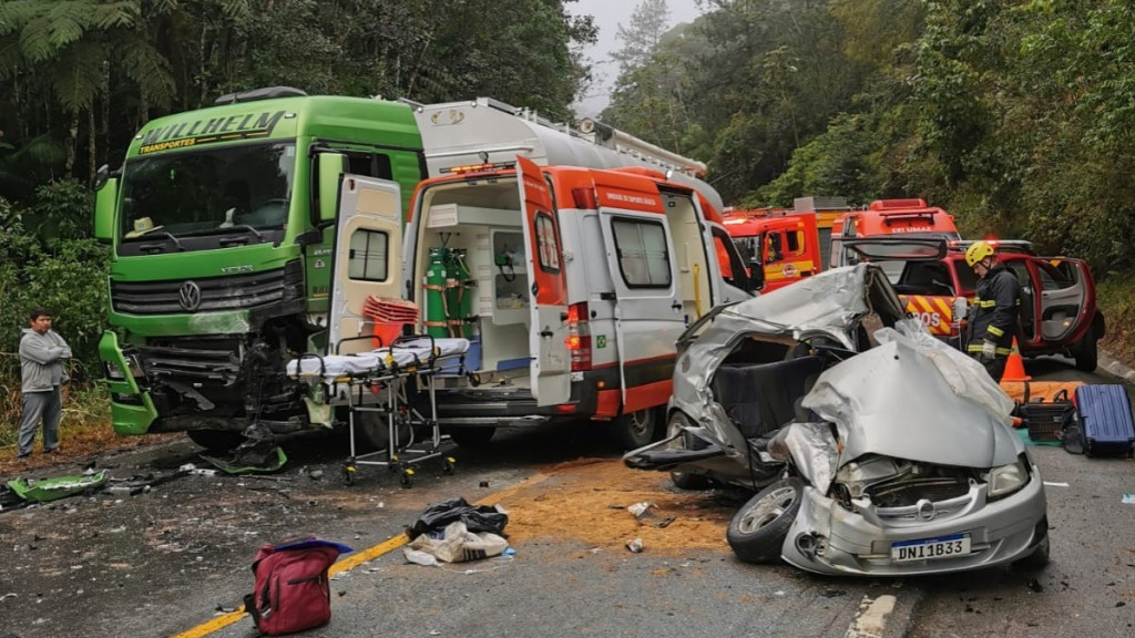 Tragédia na BR-282, em SC: Colisão entre carro e caminhão deixa um morto e três feridos
