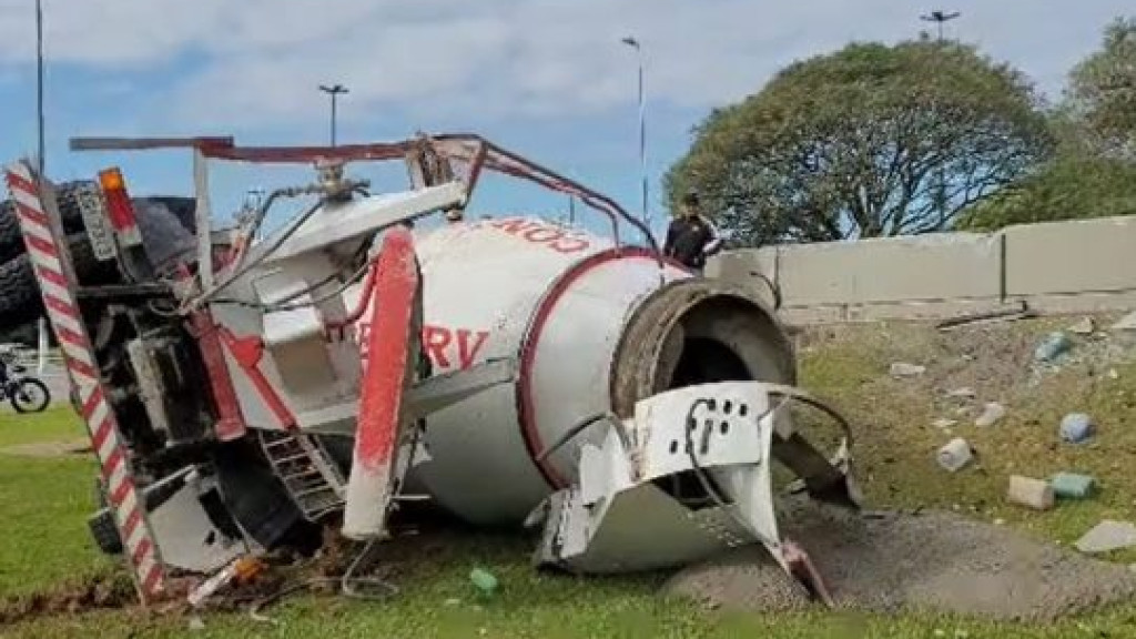 Grave acidente de trânsito com caminhão betoneira é registrado em Florianópolis
