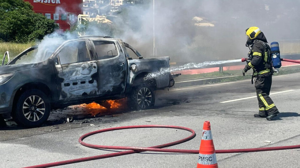 Incêndio em caminhonete causa congestionamento em Florianópolis