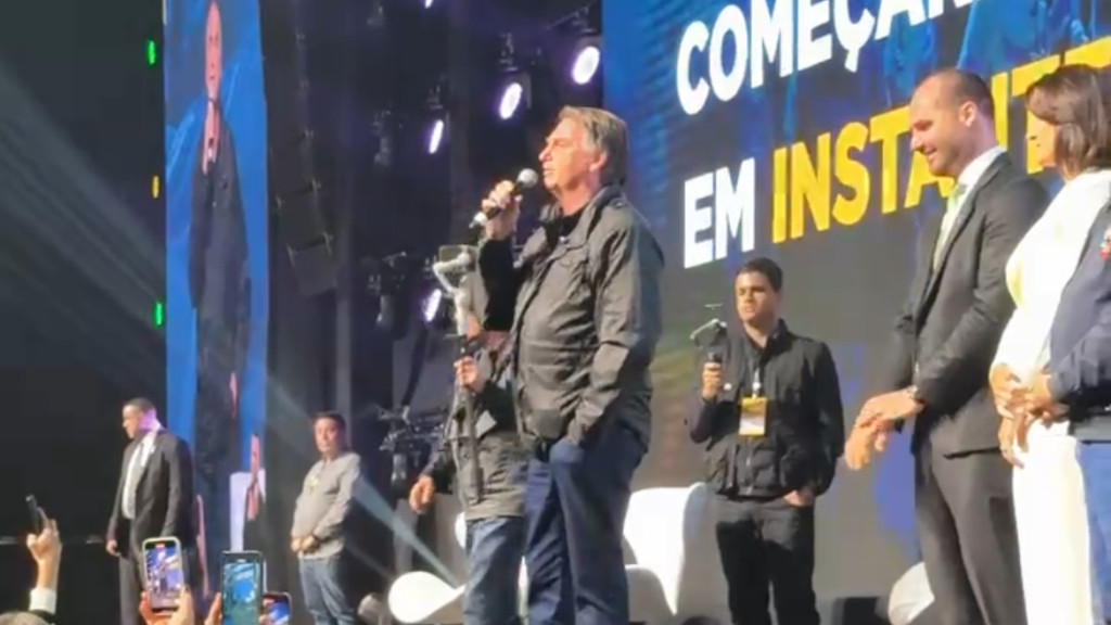 Em SC, Bolsonaro desafia redes de TV para debate ao vivo: “2h sem edição ou manipulação”