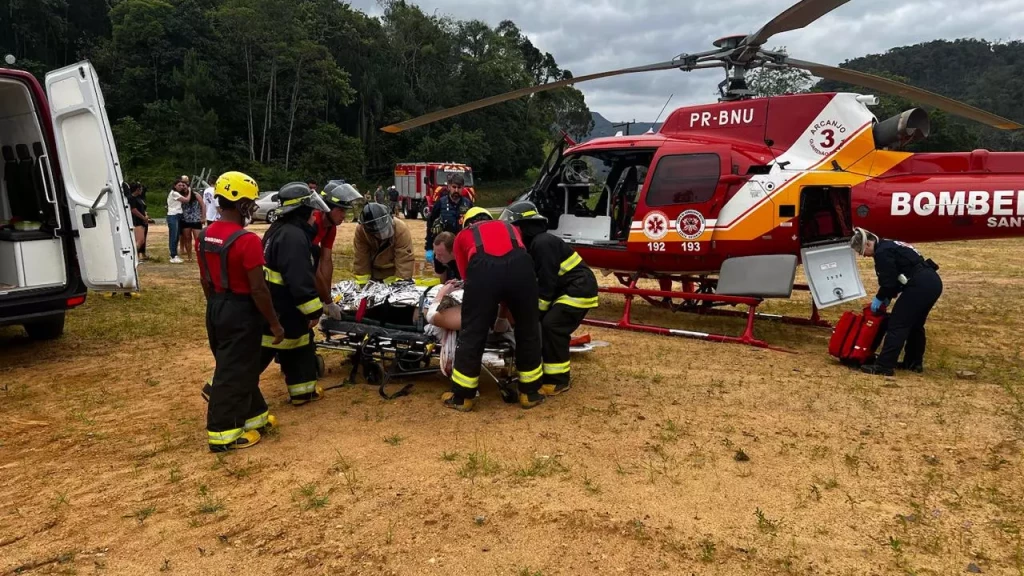 Jovem bate veículo contra poste e mobiliza bombeiros na SC-110