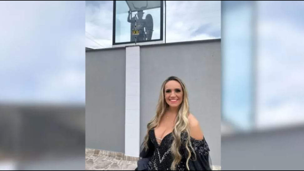 Estátua de cabra preta chifruda é revelada pela proprietária