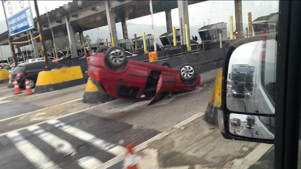 Capotamento de carro no pedágio de Porto Belo intriga motoristas