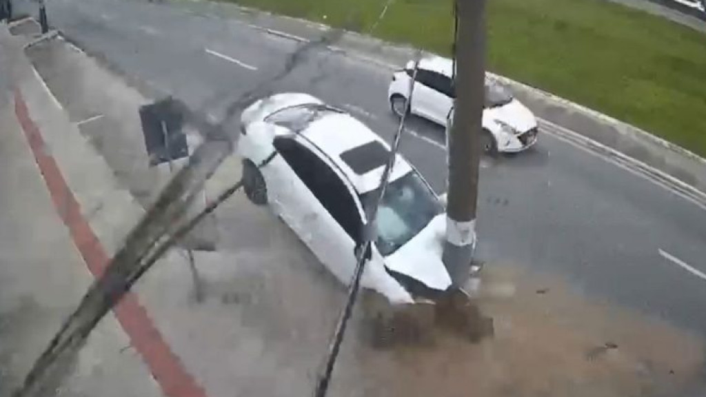 Motorista bate em poste após possível ‘mal súbito’ em Balneário Camboriú