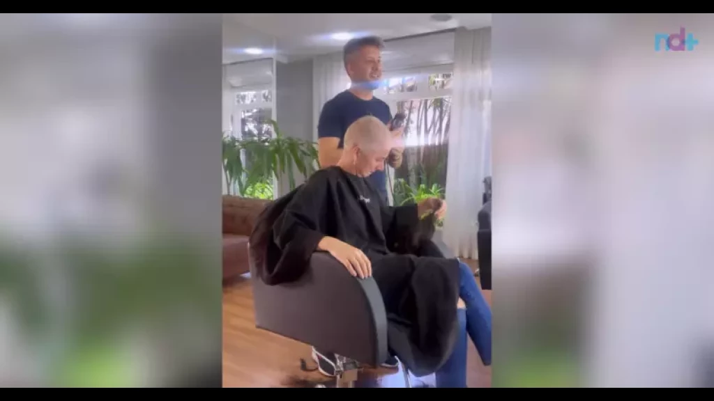 Cabeleireiro raspa o cabelo em apoio à irmã com câncer