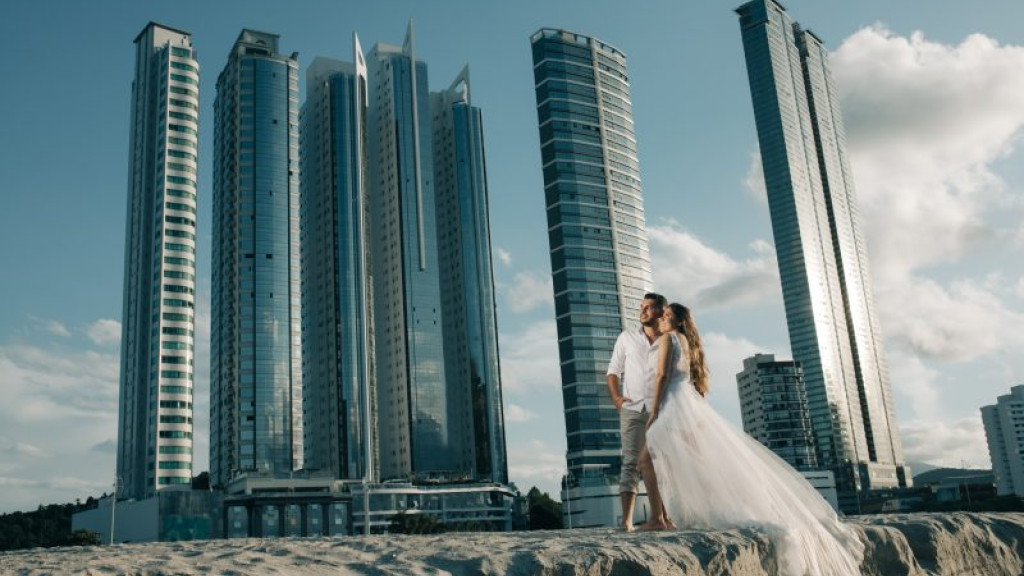 Degrau na areia da praia de Balneário Camboriú vira cenário para fotos de casal