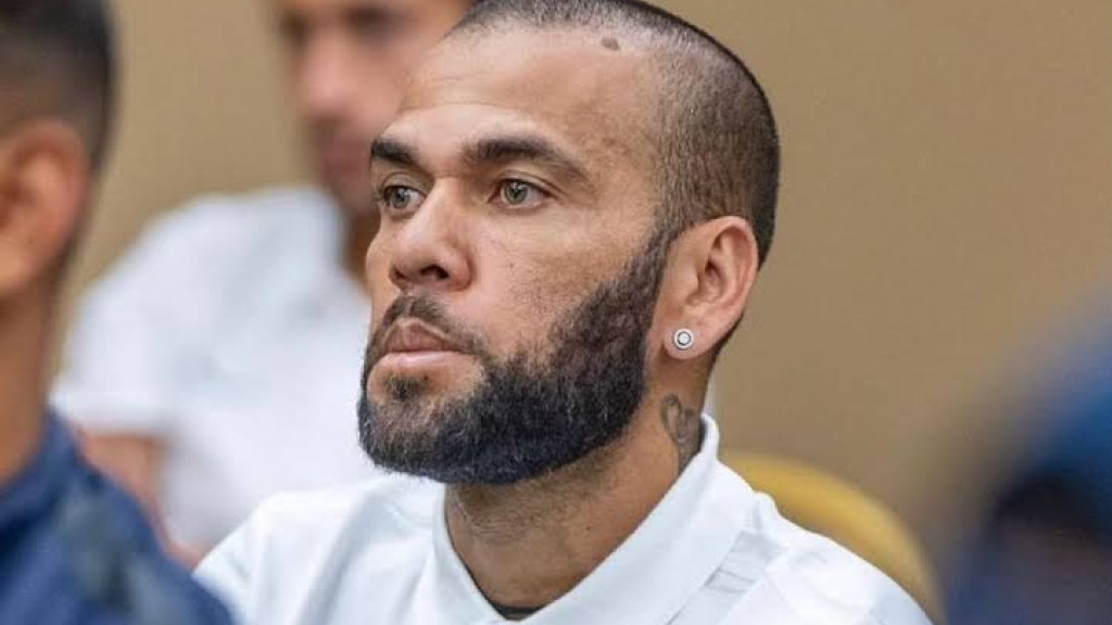 Ex-jogador de futebol Daniel Alves é condenado por caso de estupro na Espanha