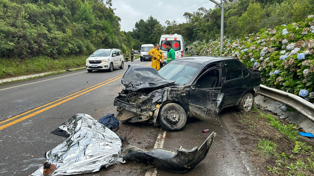 Homem morre após colisão entre carro e caminhão na BR-282