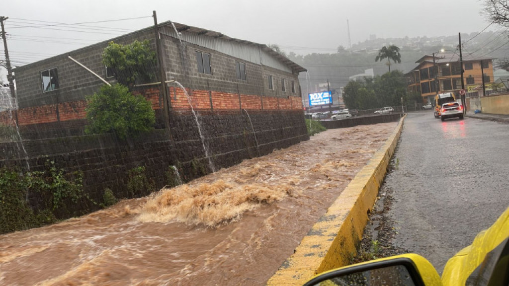 Enchente devasta cidade de SC após fortes chuvas nas últimas 24h