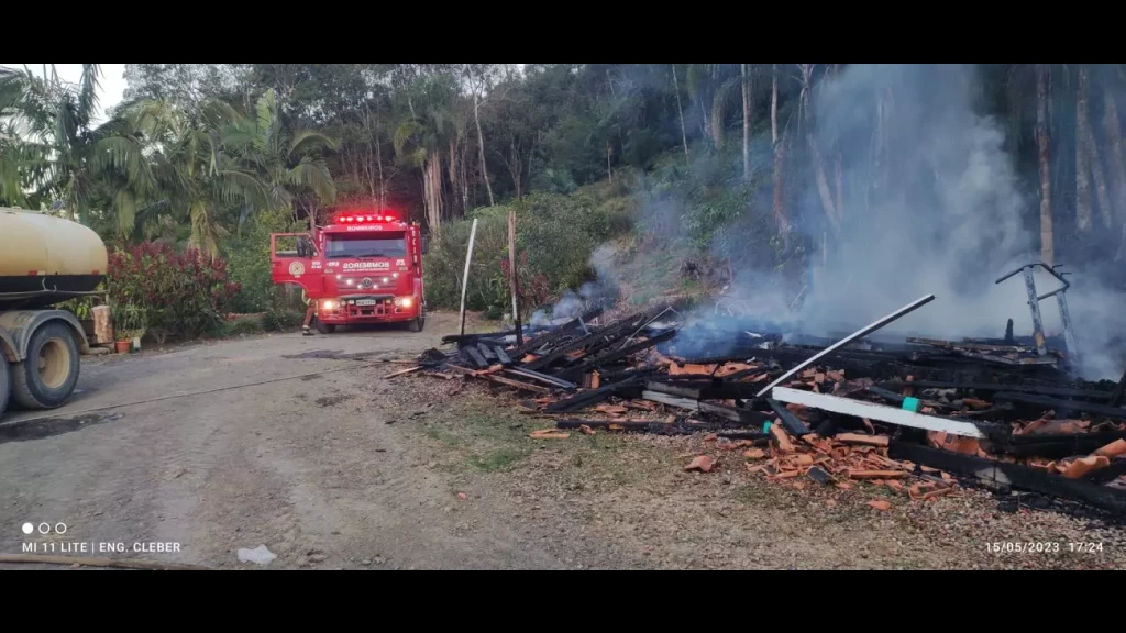 Família pede ajuda após perder tudo em incêndio no Vale do Itajaí