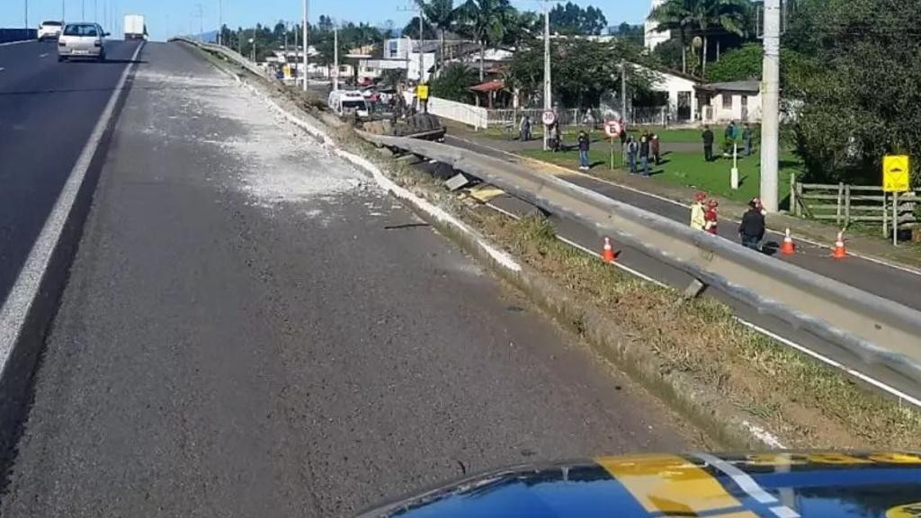 Morador de Tijucas morre após caminhão cair de viaduto na BR-101
