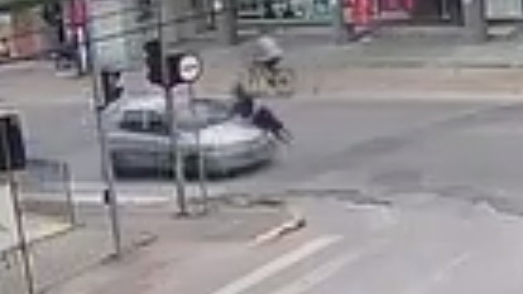 Mulher é atropelada atravessando a faixa de pedestres em São João Batista