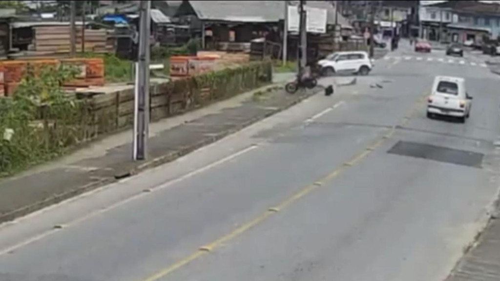 Motociclista morre após ser atingido por carro e bater em poste