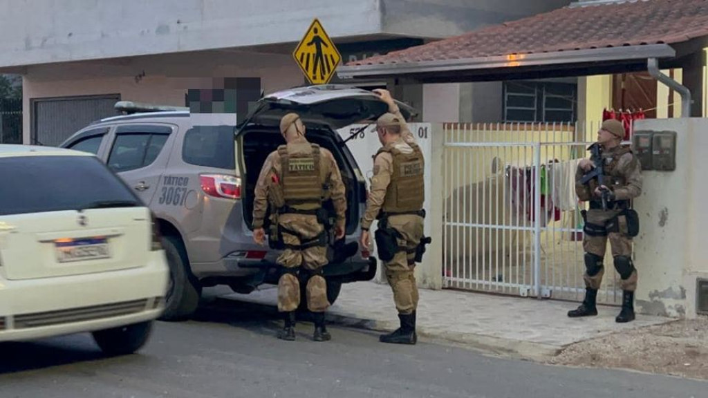 Comerciante é preso após polícia encontrar armas de fogo em estabelecimento de Tijucas