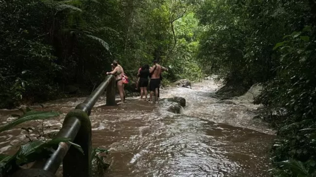 Cabeça d'água deixa turistas ilhados em cachoeira de Florianópolis