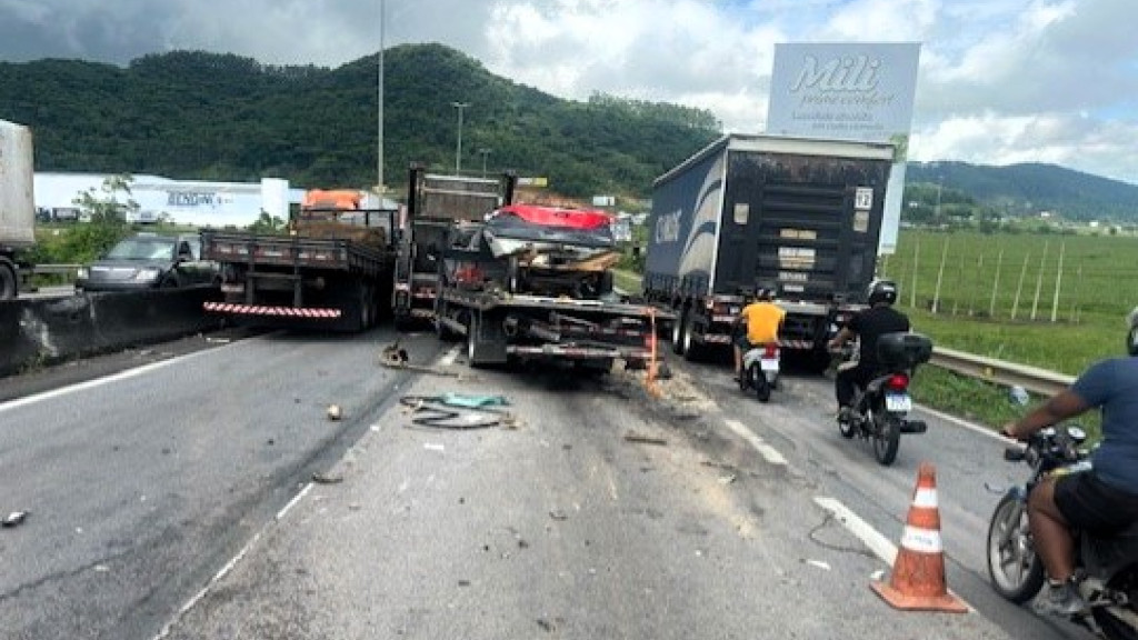 Acidente entre caminhões causa filas e deixa feridos na BR-101, em Penha